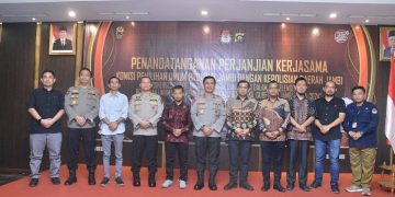 Penandatanganan perjanjian kerjasama antara KPU Provinsi dan Polda Jambi di Hotel BW Jambi, Selasa (1/8/2023). [Foto: Humas Polda Jambi]