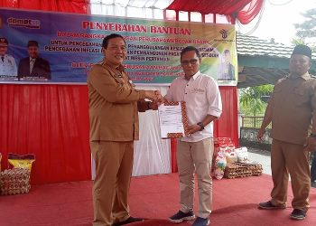 Penyerahan Bantuan Penanganan Stunting dan Pembangunan Pagar Sekolah SDN 110 Desa Lubuk Napal secara simbolis di Halaman Kantor DPMPTSP Sarolangun, Senin (31/07/2023). [Foto: SKK Migas/Tania]