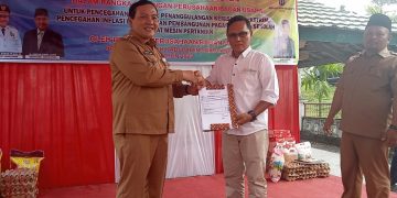 Penyerahan Bantuan Penanganan Stunting dan Pembangunan Pagar Sekolah SDN 110 Desa Lubuk Napal secara simbolis di Halaman Kantor DPMPTSP Sarolangun, Senin (31/07/2023). [Foto: SKK Migas/Tania]