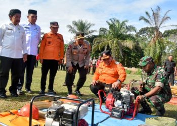 Apel Kesiapsiagaan Bencana Karhutla Tahun 2023 di lapangan Bhayangkara Polsek Sarolangun, Rabu (2/8/23). ([Foto: Penrem 042/Gapu]