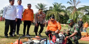 Apel Kesiapsiagaan Bencana Karhutla Tahun 2023 di lapangan Bhayangkara Polsek Sarolangun, Rabu (2/8/23). ([Foto: Penrem 042/Gapu]