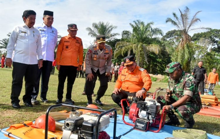 Apel Kesiapsiagaan Bencana Karhutla Tahun 2023 di lapangan Bhayangkara Polsek Sarolangun, Rabu (2/8/23). ([Foto: Penrem 042/Gapu]