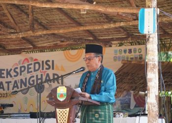 Wakil Gubernur Jambi, Abdullah Sani, mengikuti rangkaian kegiatan Festival Bebiduk Besamo Ekspedisi Batanghari. Kegiatan ini berlangsung di Desa Muaro Pijoan, Kabupaten Muaro Jambi pada Rabu, (02/08/2023). [Foto: Diskominfo/Harun]