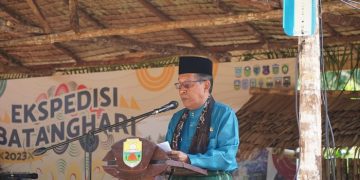 Wakil Gubernur Jambi, Abdullah Sani, mengikuti rangkaian kegiatan Festival Bebiduk Besamo Ekspedisi Batanghari. Kegiatan ini berlangsung di Desa Muaro Pijoan, Kabupaten Muaro Jambi pada Rabu, (02/08/2023). [Foto: Diskominfo/Harun]