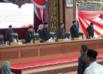 Gubernur Al Haris saat menghadiri Sidang Paripurna Dewan Perwakilan Rakyat Daerah (DPRD) Provinsi Jambi dalam rangka Pembahasan Ranperda Tentang Pertanggungjawaban Pelaksanaan APBD Provinsi Jambi Tahun 2022, Penyampaian Nota Pengantar KUA dan PPAS APBD Provinsi Jambi Tahun Anggaran 2024 dan penjelasan Gubernur Jambi Terhadap Ranperda Pajak dan Retribusi, bertempat di Ruang Utama Gedung DPRD Provinsi Jambi, Rabu (02/08/2023). [Foto: Diskominfo Provinsi Jambi/Novriansah]