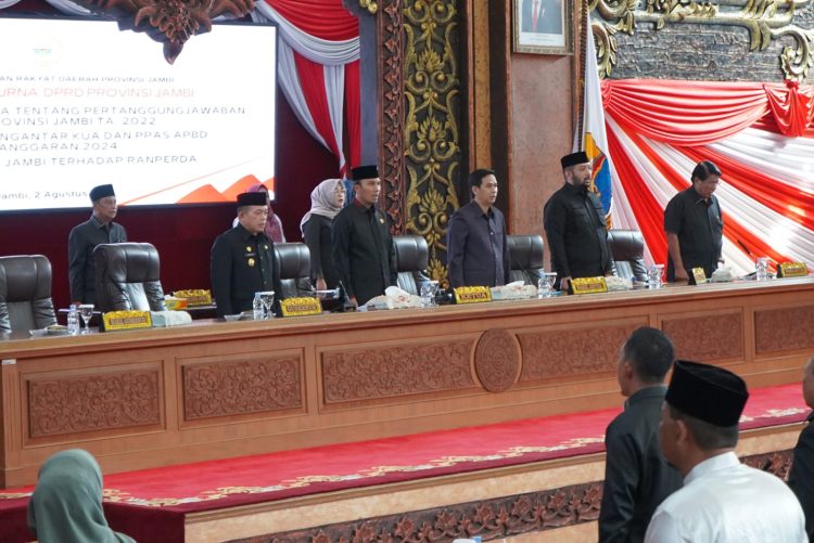 Gubernur Al Haris saat menghadiri Sidang Paripurna Dewan Perwakilan Rakyat Daerah (DPRD) Provinsi Jambi dalam rangka Pembahasan Ranperda Tentang Pertanggungjawaban Pelaksanaan APBD Provinsi Jambi Tahun 2022, Penyampaian Nota Pengantar KUA dan PPAS APBD Provinsi Jambi Tahun Anggaran 2024 dan penjelasan Gubernur Jambi Terhadap Ranperda Pajak dan Retribusi, bertempat di Ruang Utama Gedung DPRD Provinsi Jambi, Rabu (02/08/2023). [Foto: Diskominfo Provinsi Jambi/Novriansah]