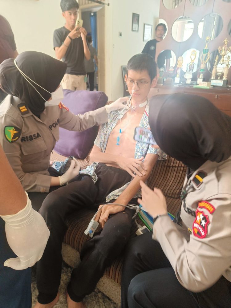Dokkes Polri serta Polres Jaksel memberikan bantuan kepada Mahasiswa Korban Jeratan Kabel Optik kediaman Sultan di Bintaro, Kamis (3/8/23). [Foto: Div Humas Polri]