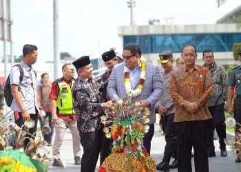 Gubernur Al Haris pada peresmian dan penandatanganan prasati kantor BNN Provinsi Jambi “Pathagara Rajabhratya Gutsaka”, yang diresmikan langsung oleh Kepala Badan Narkotika Nasional (BNN) Republik Indonesia, Komjen Pol. Petrus Reinhard Golose, pada Kamis, (03/08/2023). [Foto: Diskominfo Provinsi Jambi/Erit Sutriedi]