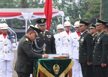 Kasad Jenderal TNI Dr. Dudung Abdurachman saat melantik 1.025 orang Paja pada Upacara Prasetya Perwira Diktukpa)TNI AD di Lapangan Wiradhika, Secapaad, Bumi Panorama, Hegarmanah, Bandung, Jawa Barat, Rabu (2/8/2023). [Foto: Dispenad]