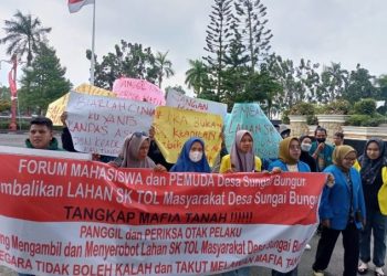 Formas Muda Desa Sungai Bungur Gelar Aksi di Gedung DPRD pada Kamis (03/08/2023). [Foto: nuansajambi/Sanca]