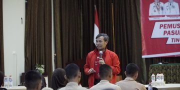 Ketua DPRD Provinsi Jambi, Edi Purwanto, saat menjadi pembicara di depan 54 siswa-siswi Calon Pasukan Pengibar Bendera Pusaka Peringatan Hari Kemerdekan RI yang ke-78 di Hotel Golden Haevest pada Kamis, 3 Agustus 2023. [Foto: Humas DPRD Provinsi Jambi]