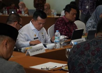 Gubernur Al Haris saat membuka Rapat Asistensi dan Fasilitasi Penyelesaian Permasalahan Perusahaan Besar untuk Menunjang Realisasi Investasi di Provinsi Jambi, bertempat di BW Luxury Hotel Jambi pada Jumat, 4 Agustus 2023. [Foto: Diskominfo Provinsi Jambi/Novriansah]