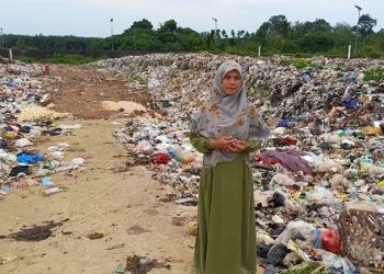 Hasanah Tartila, Penyuluh Agama Islam Kabupaten Tanjung Jabung Timur Tengah berada disalah satu lokasi TPS pada Jumat, 4 Agustus 2023. [Foto: zabak.id/A. Firdaus]