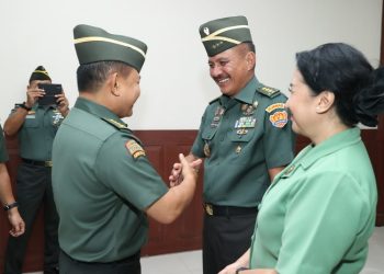 Kasad saat menerima Laporan Korps Kenaikan Pangkat 14 Perwira Tinggi (Pati) TNI AD di Guest House, Markas Besar Angkatan Darat, Cilangkap, Jakarta, Jumat (4/8/2023). [Foto: Dispenad]