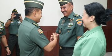 Kasad saat menerima Laporan Korps Kenaikan Pangkat 14 Perwira Tinggi (Pati) TNI AD di Guest House, Markas Besar Angkatan Darat, Cilangkap, Jakarta, Jumat (4/8/2023). [Foto: Dispenad]