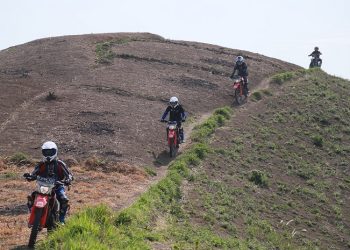 Illustrasi berkendara off-road menggunakan sepeda motor jenis trail. [Foto: AHM]