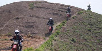 Illustrasi berkendara off-road menggunakan sepeda motor jenis trail. [Foto: AHM]