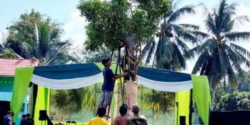 Panitia sedang bekerja untuk mempersiapkan kegiatan pementasan Revitalisasi Lisan Mujuk Sialang dilapangan MTSN 6 Batanghari, Kabupaten Batanghari pada Sabtu, 5 Agustus 2023. [Foto: BITNews.id]