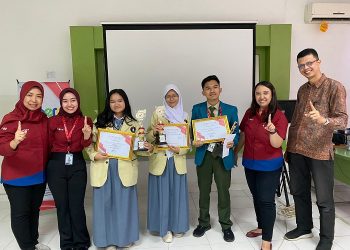 Foto bersama para pemenang AHM Best Student 2023 dan tim Honda di Safety Riding Center Honda Sinsen, Pal VI Kota Jambi pada Selasa, (08/08/2023). [Foto: sinsen/Ajeng]