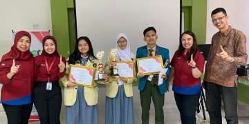 Foto bersama para pemenang AHM Best Student 2023 dan tim Honda di Safety Riding Center Honda Sinsen, Pal VI Kota Jambi pada Selasa, (08/08/2023). [Foto: sinsen/Ajeng]
