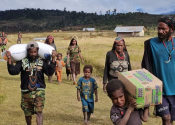 Penyaluran 264,7 Ton Beras dan 1.500 Sembako untuk Warga Papua, Kamis, (10/08/2023). [Foto: Divisi Humas Polri]