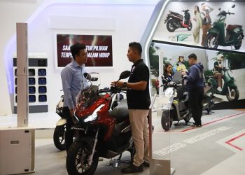 Sales People Booth AHM sedang melayani beberapa pengunjung GIIAS 2023. di ICE BSD City, Tangerang. [Foto: AHM]