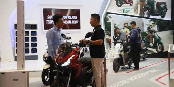 Sales People Booth AHM sedang melayani beberapa pengunjung GIIAS 2023. di ICE BSD City, Tangerang. [Foto: AHM]