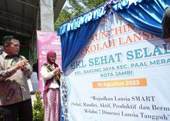 Gubernur Al Haris saat melaunching Sekolah Lansia Kota Jambi di Hutan Kota Muhammad Sabki, Kenali Asam Kota Jambi, Kamis (10/08/2023). [Foto: Diskominfo/Agus Supriyanto]