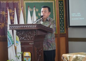 Gubernur Al Haris saat menutup kegiatan Apresiasi dan Penganugerahan Pemenang Lomba Inovasi Produk Daerah Provinsi Jambi Tahun 2023, bertempat di Aula Balitbangda Provinsi Jambi, Kamis, (10/08/2023). [Foto: Diskominfo Provinsi Jambi/Harun Al Rasyid]