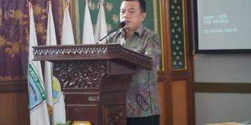 Gubernur Al Haris saat menutup kegiatan Apresiasi dan Penganugerahan Pemenang Lomba Inovasi Produk Daerah Provinsi Jambi Tahun 2023, bertempat di Aula Balitbangda Provinsi Jambi, Kamis, (10/08/2023). [Foto: Diskominfo Provinsi Jambi/Harun Al Rasyid]