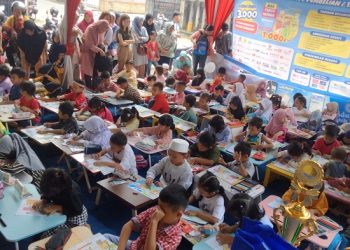 Puluhan anak-anak mengikuti 'Lomba Mewarnai bersama Indomaret' yang diselenggarakan di Indomaret Jerambah Bolong, Kelurahan Paalmerah pada Sabtu, 12 Agustus 2023. [Foto: Aurduri.com/Charles]