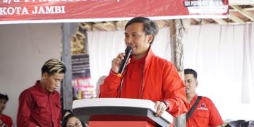 Ketua DPD PDIP Jambi, Edi Purwanto saat menyambut Rombongan Kapal RS Terapung Laksamana Malahayati pada Jumat, (11/8). [Foto: PDIP]