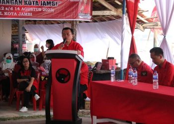 Gubernur Al Haris pada pembukaan pengobatan gratis di kapal RSA (Kapal Kesehatan Rakyat) Laksamana Malahayati , bertempat di Kawasan Tanggo Rajo Kota Jambi, Sabtu (12/08/2023). [Foto: Diskominfo/Agus Supriyanto]