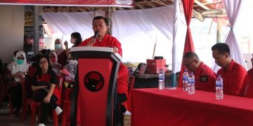 Gubernur Al Haris pada pembukaan pengobatan gratis di kapal RSA (Kapal Kesehatan Rakyat) Laksamana Malahayati , bertempat di Kawasan Tanggo Rajo Kota Jambi, Sabtu (12/08/2023). [Foto: Diskominfo/Agus Supriyanto]