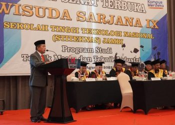 Al Haris saat menghadiri Wisuda Sarjana IX STITEKNAS Jambi di Swiss-Belhotel, Selasa (15/08/2023). [Foto: Diskominfo/Novriansah]