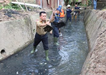 Al Haris bersama OPD Terkait dan warga bergotong-royong membersihkan drainase di Kelurahan Simpang IV Sipin Kota Jambi, Selasa (15/08/2023). [Foto: Diskominfo/Agus Supriyanto]