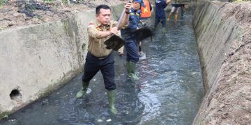 Al Haris bersama OPD Terkait dan warga bergotong-royong membersihkan drainase di Kelurahan Simpang IV Sipin Kota Jambi, Selasa (15/08/2023). [Foto: Diskominfo/Agus Supriyanto]