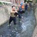 Al Haris bersama OPD Terkait dan warga bergotong-royong membersihkan drainase di Kelurahan Simpang IV Sipin Kota Jambi, Selasa (15/08/2023). [Foto: Diskominfo/Agus Supriyanto]