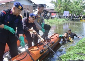 Polda Jambi Gotong Royong Bersihkan Aliran Sungai di Kuala Tungkal, Selasa (15/08/23). [Foto: Humas Polda Jambi]