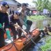 Polda Jambi Gotong Royong Bersihkan Aliran Sungai di Kuala Tungkal, Selasa (15/08/23). [Foto: Humas Polda Jambi]
