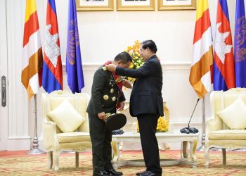 Kasad Terima Medali Kehormatan Negara Kamboja di Peace Palace, Phnom Penh, Kamboja, Jumat (11/8/2023). [Foto: Dispenad]