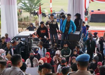 Ratusan masyarakat bersama mahasiswa mendatangi Kantor Gubernur Jambi meminta penyelesaian konflik lahan tersebut pada Selasa, (15/08/2023). [Foto: Aurduri.com/Wahyu Jati]