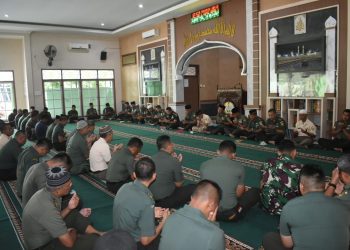 Anggota Korem 042/Garuda Putih gelar Doa Bersama di Masjid At Taqwa Makorem 042/Gapu, Rabu (16/08/2023). [Foto: Penrem 042/Gapu]