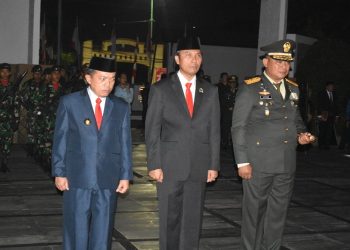 Apel Kehormatan dan Renungan Suci di TMP Satria Bhakti, Kamis (17/8/2023). [Foto: Penrem 042/Gapu]