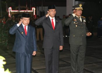 Gubernur Al Haris saat Ikuti Apel Kehormatan dan Renungan Suci di TMP Satria Bakti, Kamis (17/08/2023) [Foto: Diskominfo/Agus Supriyanto]