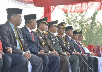 Kapolda bersama Ketua Bhayangkari Daerah Jambi Mengikuti Upacara Bendera HUT ke-78 RI di Lapangan Kantor Gubernur Jambi, Kamis (17/8/2023). [Foto: Humas Polda Jambi]