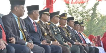 Kapolda bersama Ketua Bhayangkari Daerah Jambi Mengikuti Upacara Bendera HUT ke-78 RI di Lapangan Kantor Gubernur Jambi, Kamis (17/8/2023). [Foto: Humas Polda Jambi]