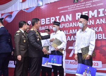 Kapolda Jambi,  Irjen Pol. Rusdi Hartono menghadiri kegiatan pemberian Remisi kepada Narapida Lapas Kelas IIA Jambi oleh Gubernur Jambi, Al Haris di Aula Lapas Kelas IIA Jambi, Kamis, (17/08/2023). [Foto: Humas Polda Jambi]