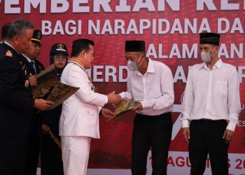Gubernur Jambi saat Penyerahan Remisi yang berlangsung di Lapas Kelas IIA Jambi, Kamis (17/08/2023). [Foto: Diskominfo/Erict]