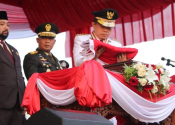 Al Haris saat Pimpin Penurunan Sang Saka Merah Putih di Lapangan Kantor Gubernur Jambi, Kamis (18/08/2023) [Foto: Diskominfo/Agus]